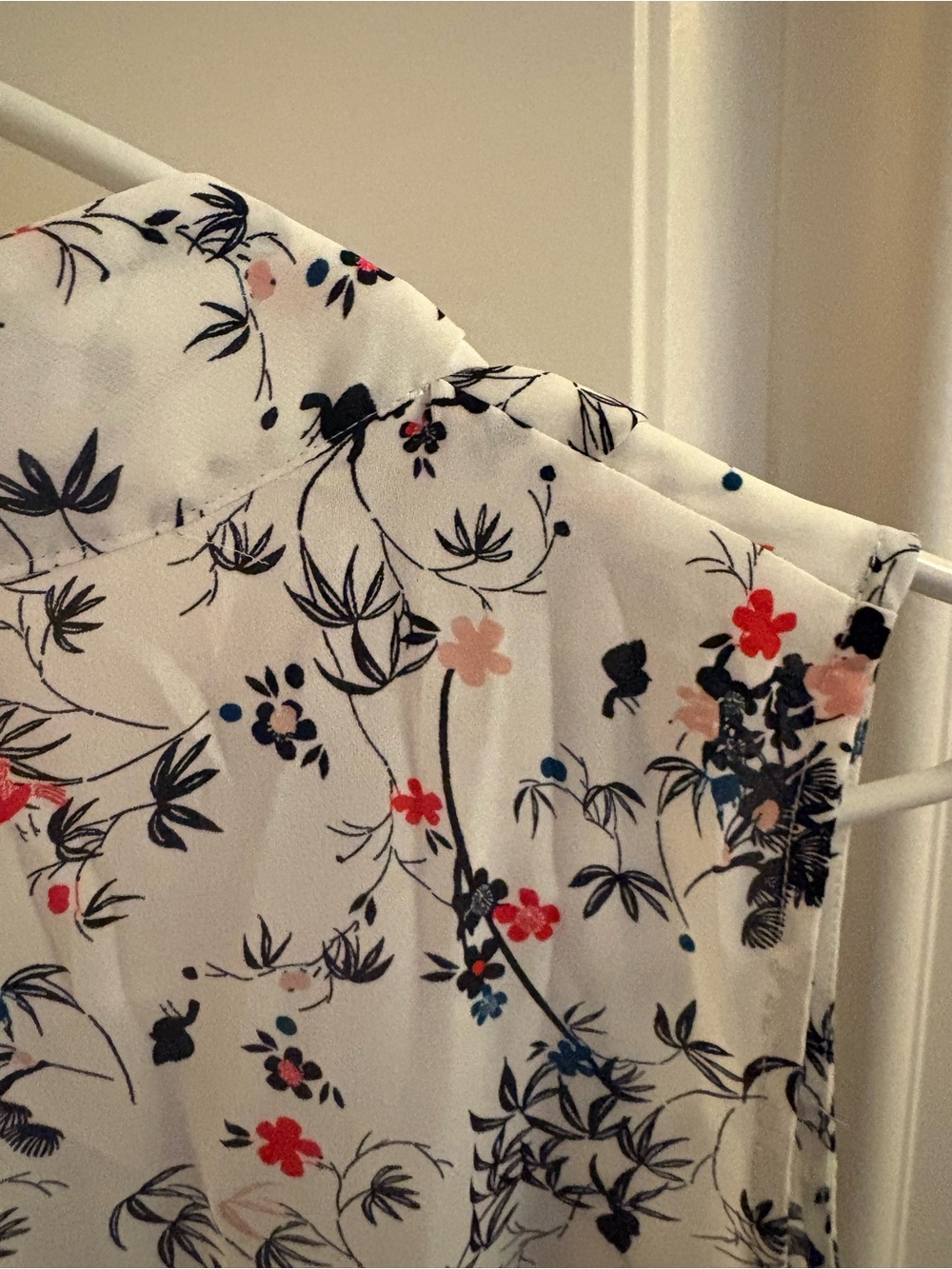 Laundry by Shelli Segal White Floral Sleeveless V-Neck Blouse - Picture 12 of 16
